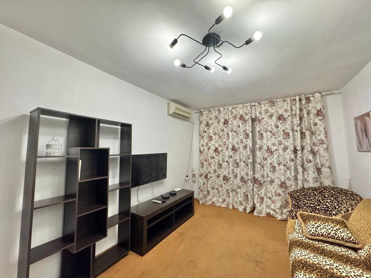 з 2-ма кімнатами в 5 хвилинах від м. печерська Apartment